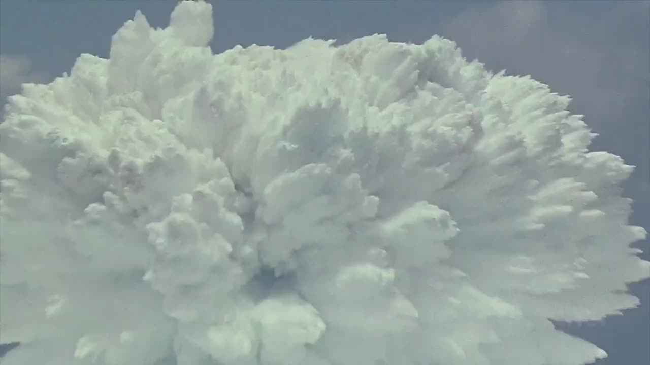 HD footage of a nuclear bomb detonating underwater from 1958.