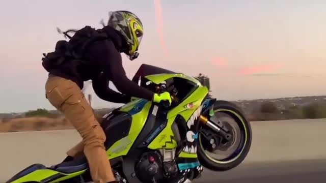 Superbike wheelie Yamaha R1M