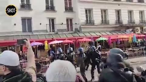 Clashes with the police were a bit stronger intensity continue in France during protests