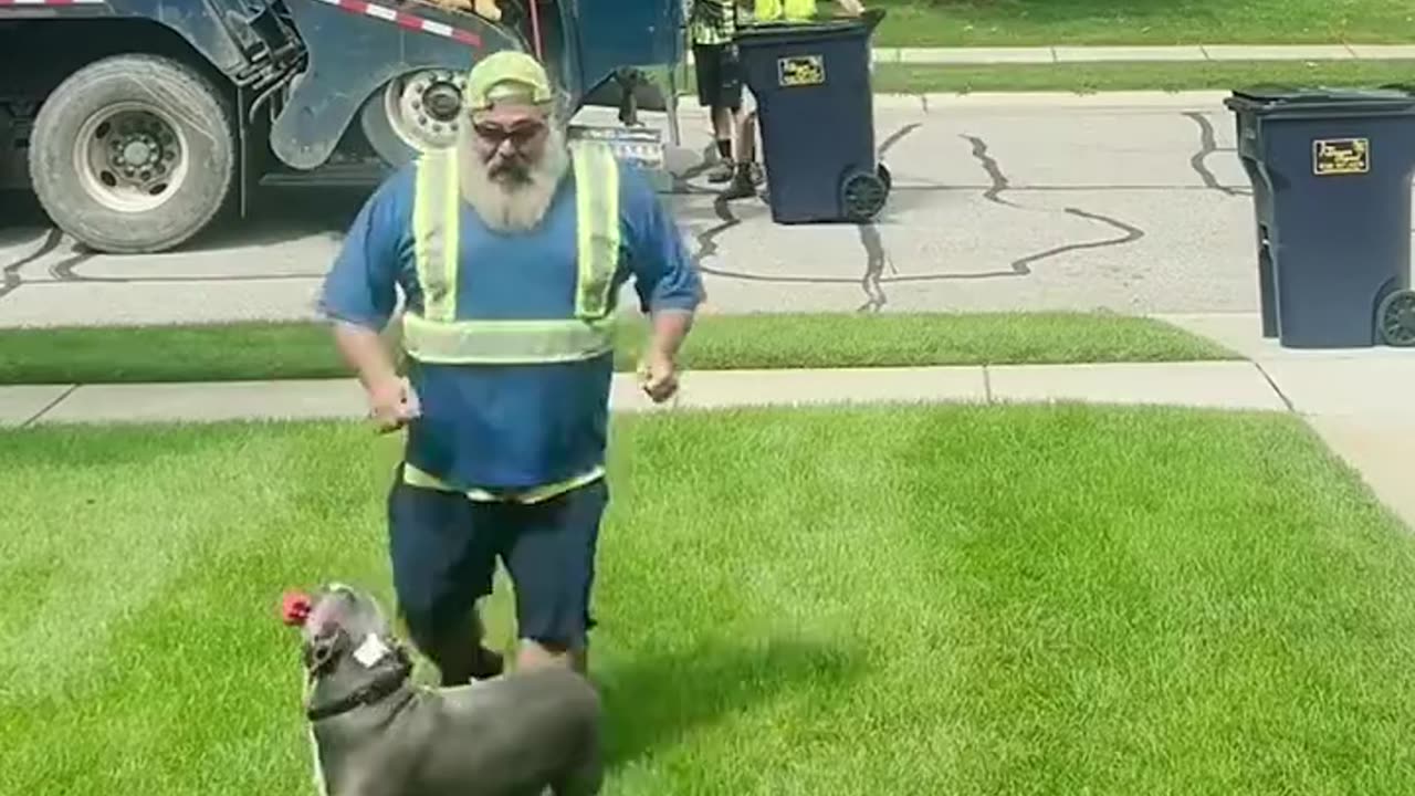 The love between a bin man and a dog 🥰