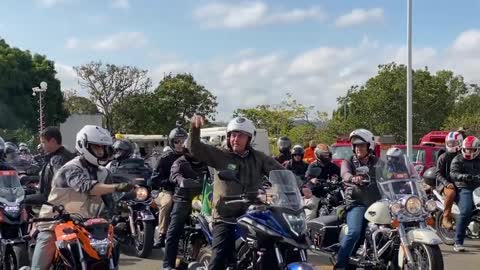 Presidente dando um passeio de moto dia das mães