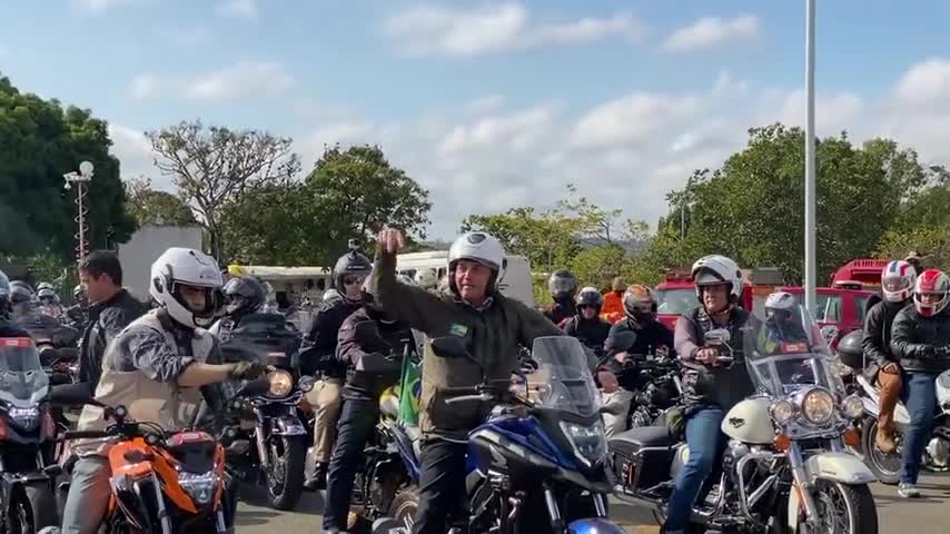 Presidente dando um passeio de moto dia das mães