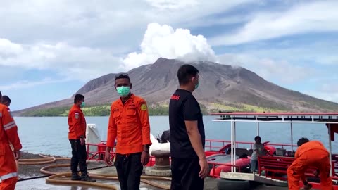 Ash continues to spew from Indonesian volcano