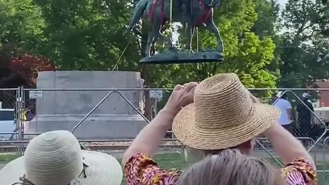 Confederate statue of Gen. Robert E. Lee removed in Charlottesville, Virginia