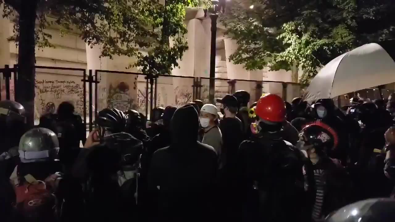 Portland riots 2020 assaulting the Federal courthouse