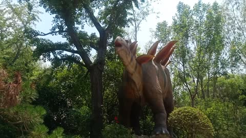 This dinosaur is greeting me