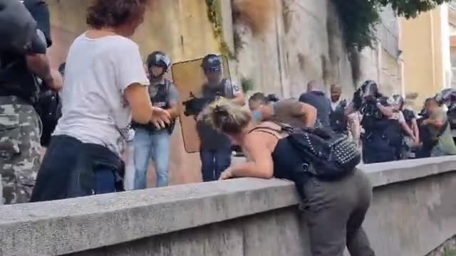 Scontri per il nazi pass tra polizia e manifestanti a Nizza