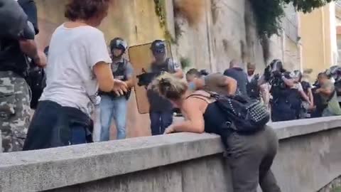 Scontri per il nazi pass tra polizia e manifestanti a Nizza