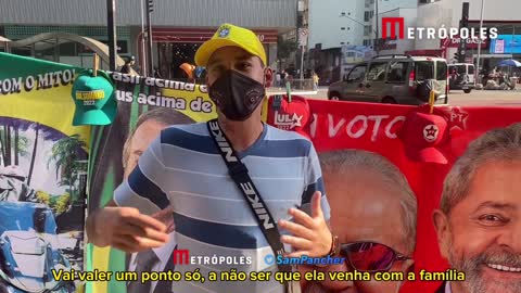 Ambulante que viralizou com “DataToalha” viu as vendas dispararem com pesquisa Bolsonaro x Lula