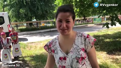 Ruská armáda rozdává v osvobozených městech Donbasu dětem a potravinové balíčky rodičům