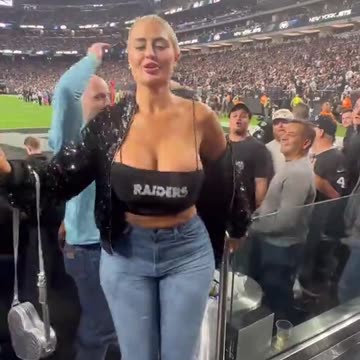 OnlyFans model kicked out of Raiders stadium for flashing her