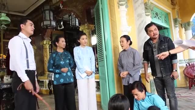 Mợ hai Cao Thái Hà "lầy lội" hướng dẫn cách ăn chè không dính son