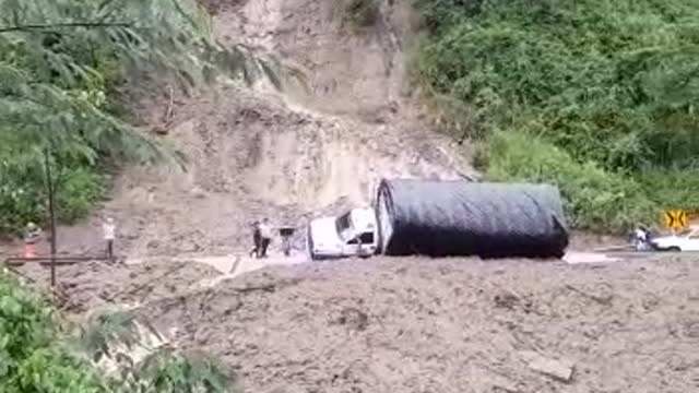 Video: Camión casi se va a un abismo en la vía Bucaramanga - Barrancabermeja