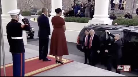 Trump ・LeftMelania Behind in the Car Alone