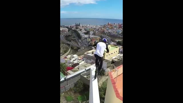 Dude jumps on a bicycle on the roofs of houses 🔥🔥