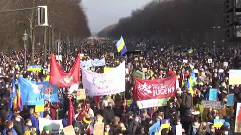 Live_ Thousands take part in anti-war-protests in Berlin