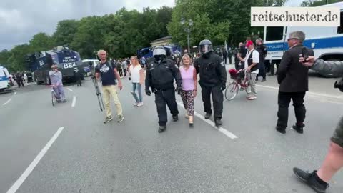 Brutale Szenen Wie Berliner Polizei bei der verbotenen Corona-Demo zugriff