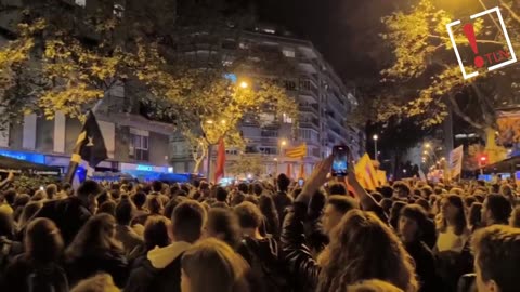 Cientos de personas protestan ante la del PP en Barcelona