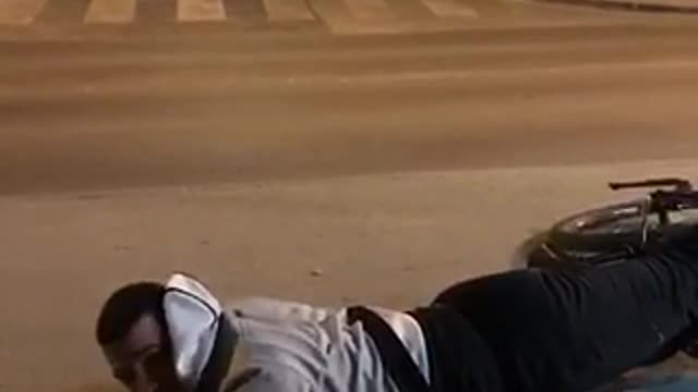 Guy tries to do front wheelie on bike faceplants