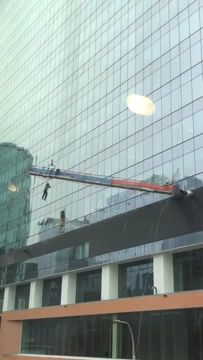 Window-washing scaffolding swings free