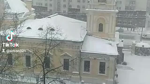 Красивый вид с окна, зима в городе.