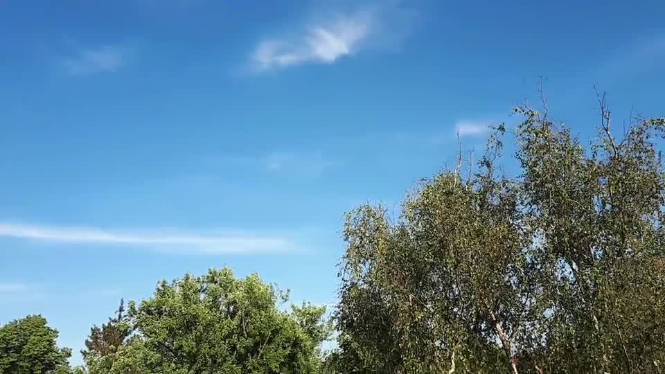 Himmel in Berlin am 22.07.2022 um 19 Uhr