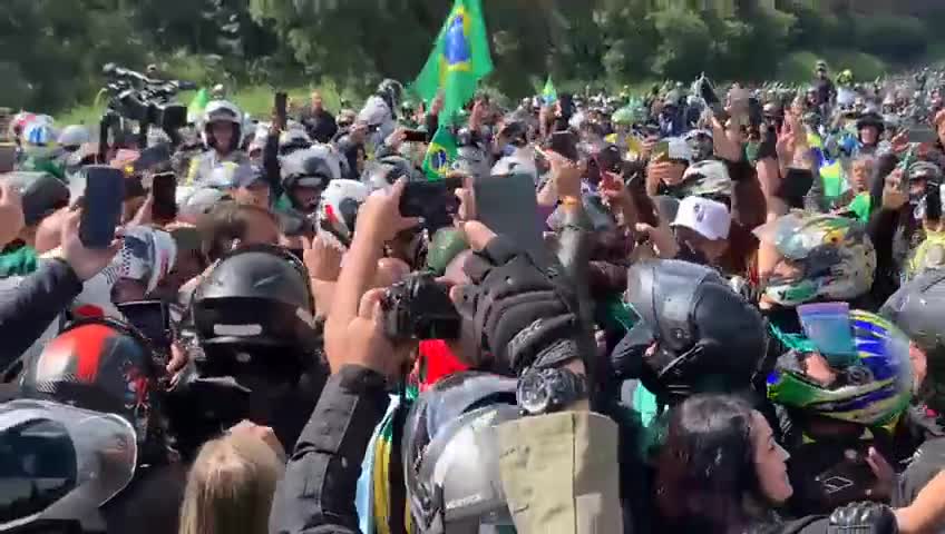 That's Bolsonaro standing in between Bikers.