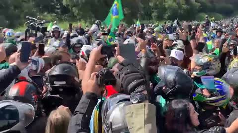 That's Bolsonaro standing in between Bikers.