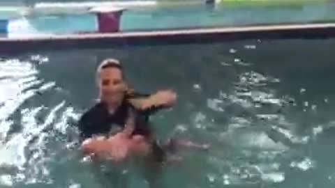 Bebé atirado à agua em aula de natação causa choque nas redes sociais
