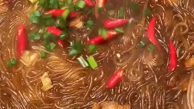 The simplest home dish: stewed pork with vermicelli