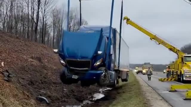 The ceiling of a rescue truck was the first to be lifted by an American truck driver