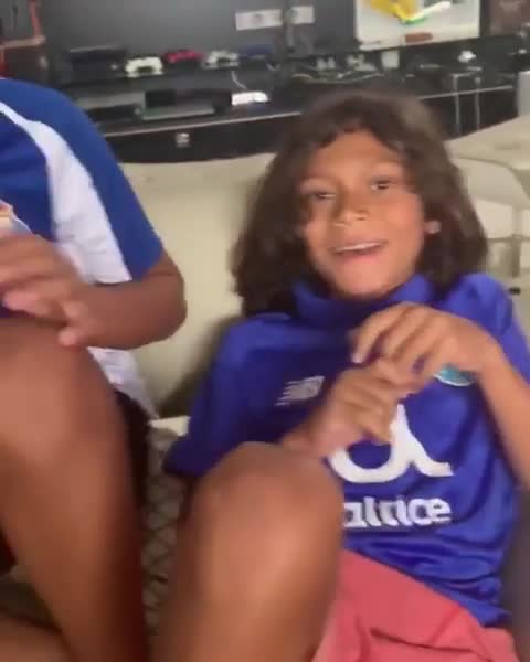 Filhos de Hulk dão parabéns ao pai com a camisola do FC Porto