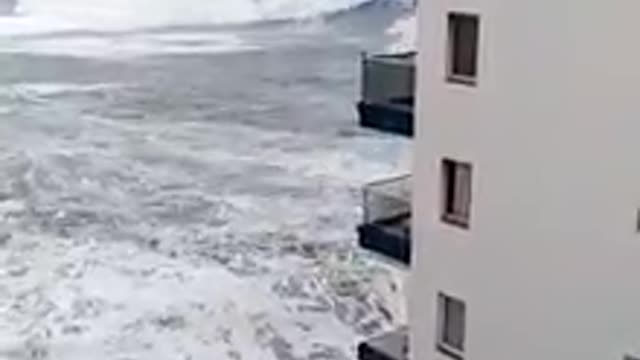 Divovski valovi rušili zgradu, balkone razbijali kao od šale