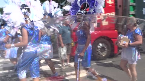 Zomercarnaval Rotterdam 2022 het opstellen voor vertrek is hier in volle gang.