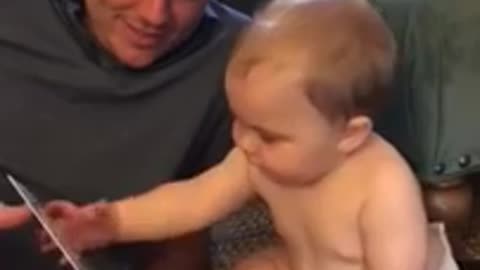 Baby Says "Mama" as First Word After Reading Book About Dad - 989983