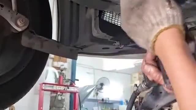 Car tank chassis parts clean, replace new parts repairman.