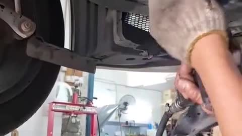Car tank chassis parts clean, replace new parts repairman.