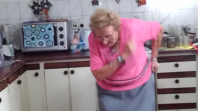 abuela baila cumbia y se torna viral!!!