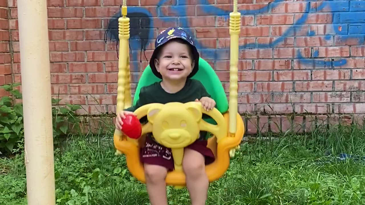 How does a child react to a swing 😹