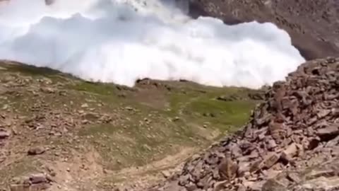 Hiker filming an Avalanche ends up in it... OMG!!!!