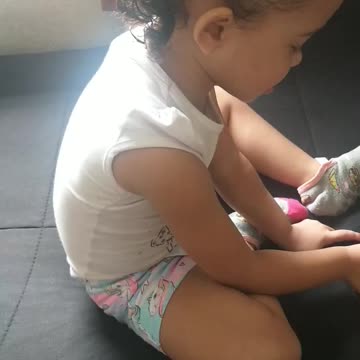 Olha a minha netinha brincando