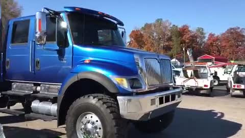 BEAUTIUL BIG BLUE SUPER TRUCK