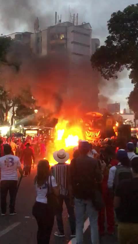 Se registró incendio en una de las carrozas de desfile de la Feria de Bucaramanga