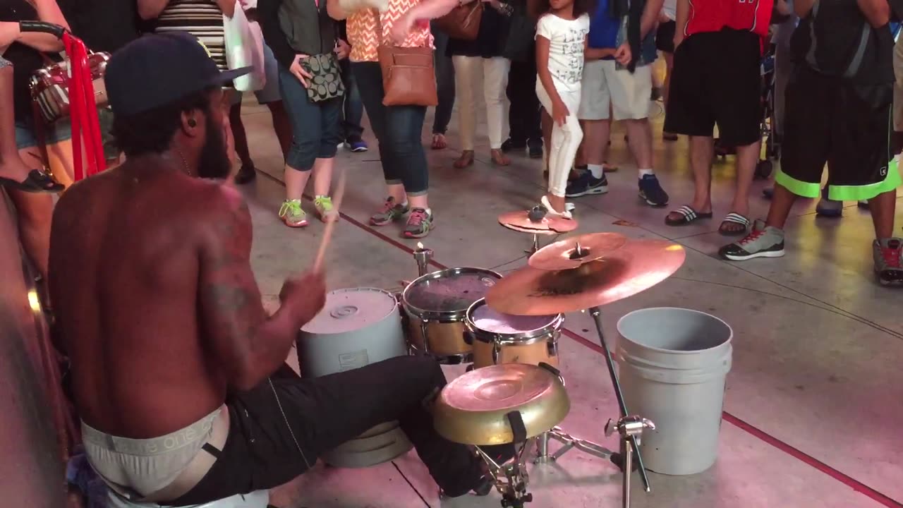 "Unbelievable Street Drummer – Epic Bucket Beats You Can’t Miss!" 🥁🔥