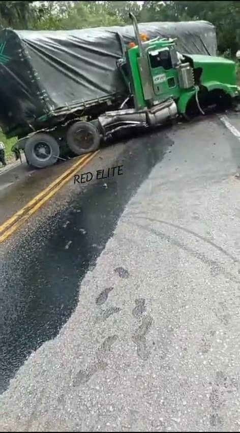 Accidente en la vía a San Gil: conductor de un tractocamión perdió el control de su vehículo.