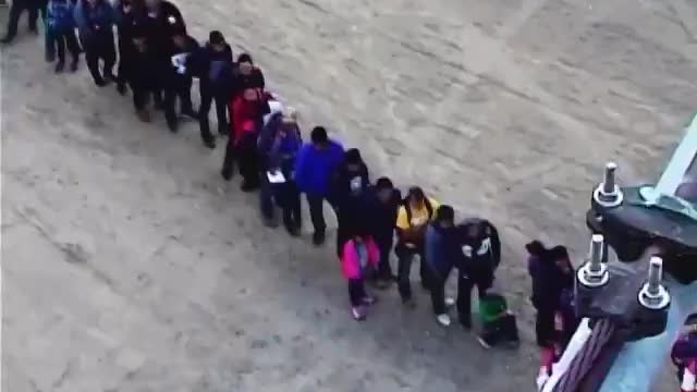 376 Families And Unaccompanied Juveniles Captured Entering US Under Border Fence!