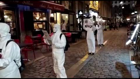 Les MAsques Blancs Lyon Action Pancartes Die dead le 13 Octobre 2021