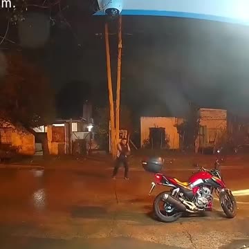 LADRÓN INTENTÓ ROBARLE LA MOTO A UN POLICÍA PERO TERMINÓ BALEADO