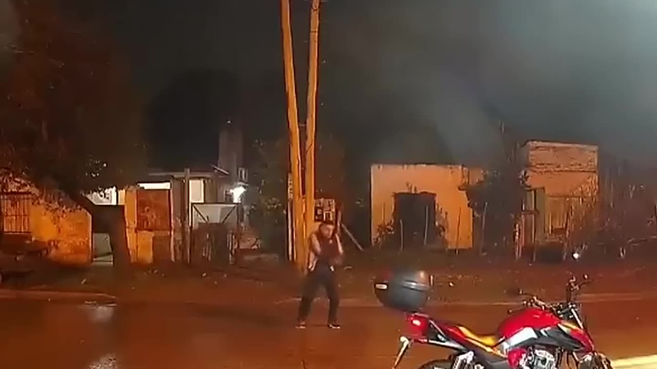 LADRÓN INTENTÓ ROBARLE LA MOTO A UN POLICÍA PERO TERMINÓ BALEADO