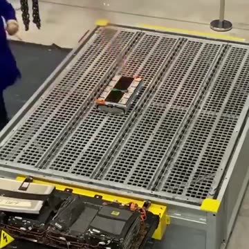 “電動車最大的隱憂”：車損_特別是電池受到衝擊，裡面的鋰不但會自燃，就算放到水裡（啟動 灑水） 依然持續化學反應而不滅